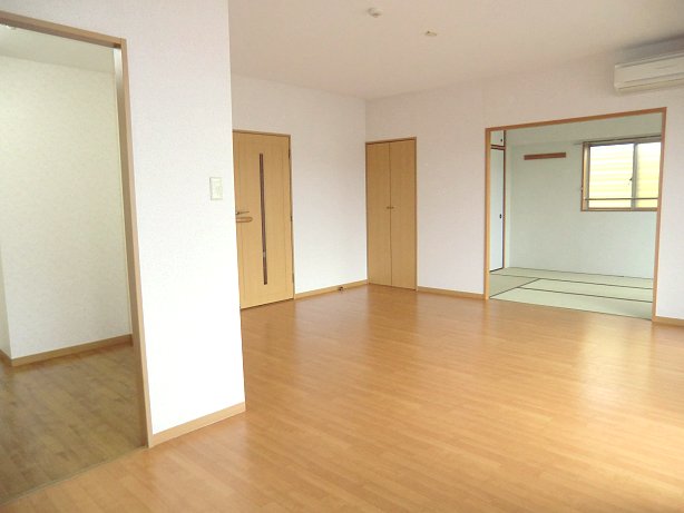 Living and room. Spacious space of about 19.2 Pledge When you open the sliding door of a Japanese-style room