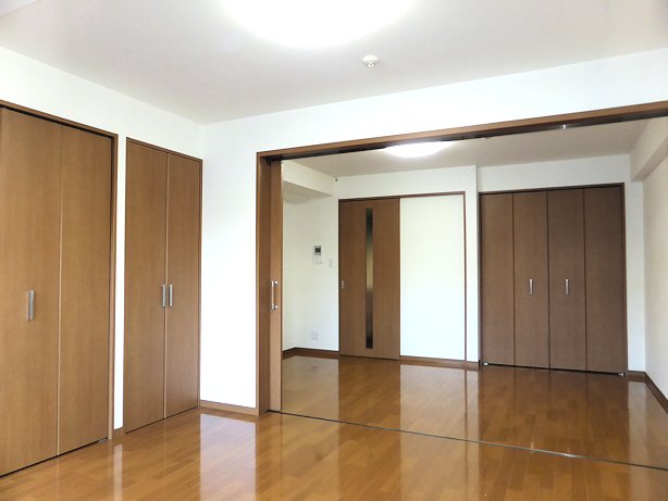 Other room space. Spacious space by opening the sliding door of the living room ・  ・  ・