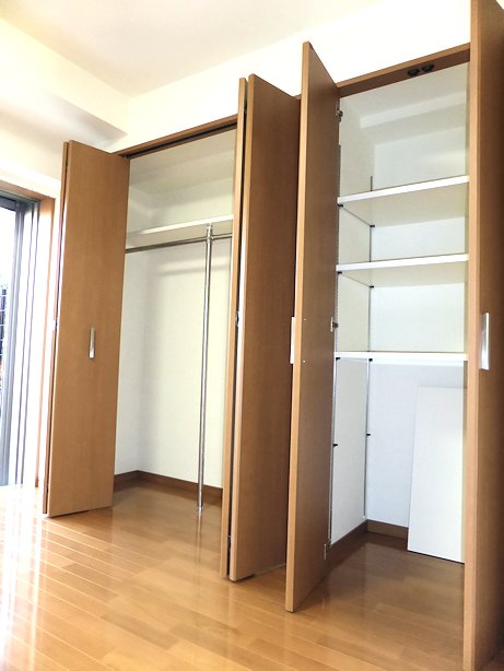 Receipt. Tall size closet and with a convenient shelf storage in the Western-style