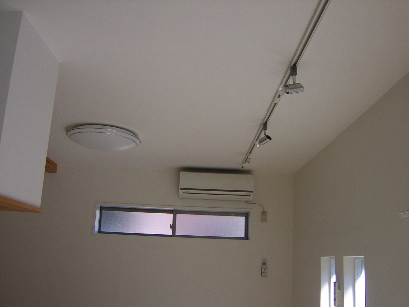 Living and room. There LDK air-conditioned lighting rail