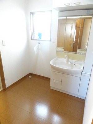 Washroom. Wash basin of three-sided mirror