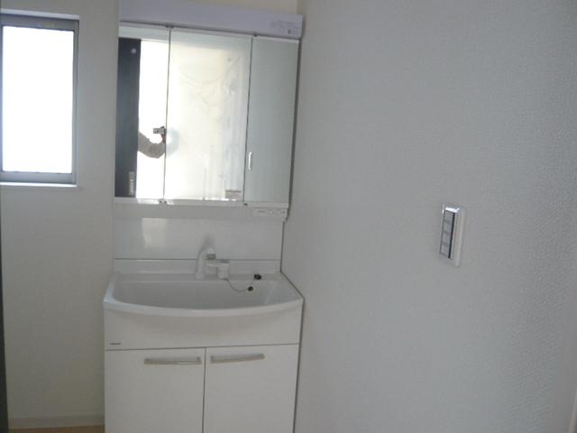 Wash basin, toilet.  ◆ Three-sided mirror vanity! 
