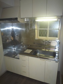 Kitchen. Two-burner gas stove can be installed