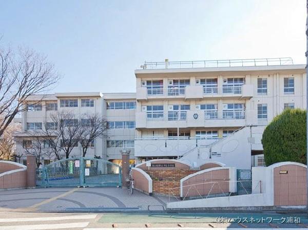 Primary school. 800m to Saitama City Tatsunaka Island elementary school
