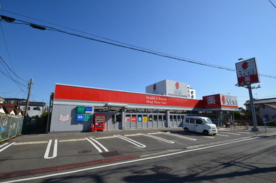 Dorakkusutoa. 500m to SEKI (drugstore)