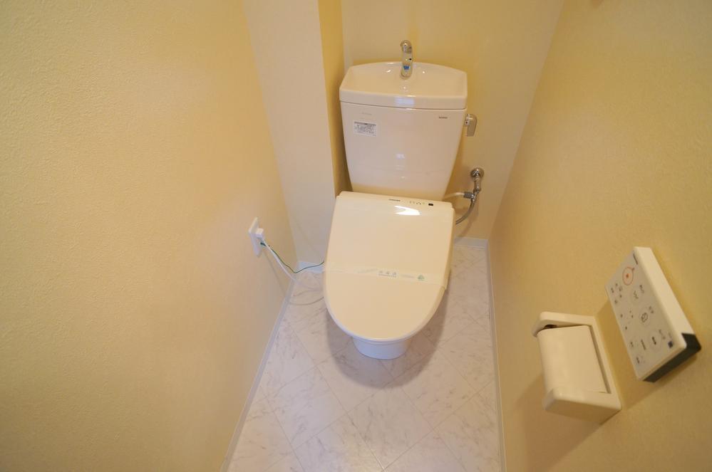 Toilet. Indoor (12 May 2015) Shooting