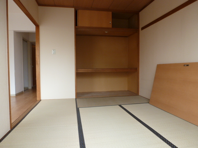 Living and room. Japanese-style room 6 tatami