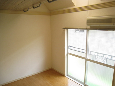 Living and room. Due to the high ceiling is bright Western-style