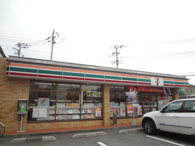 Convenience store. 770m to Seven-Eleven (convenience store)