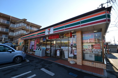 Convenience store. 800m to Seven-Eleven (convenience store)