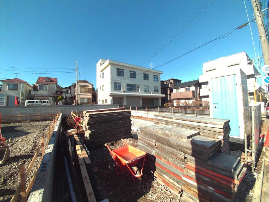 Local photos, including front road. We offer the same use the finished model house of this property. Please feel free to contact us.