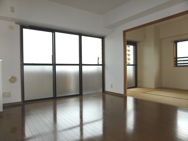 Living and room. Bright and airy living room facing south balcony