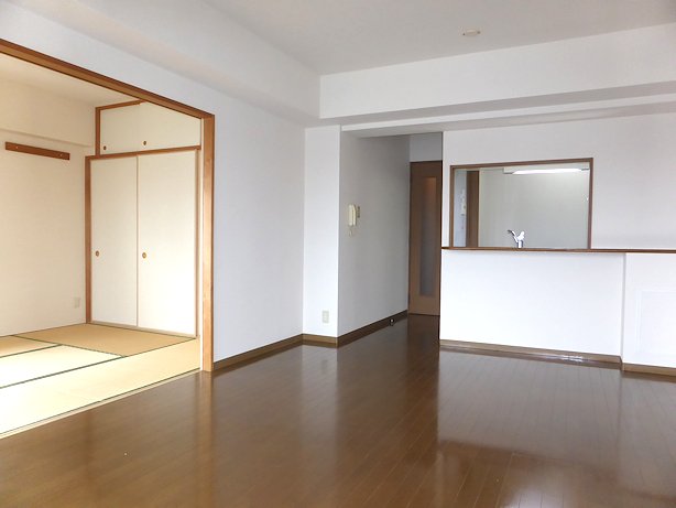 Living and room. Spacious space by opening the living room and Japanese-style sliding door ・  ・  ・