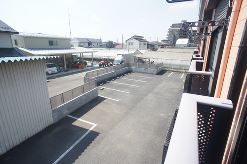 Parking lot. On-site parking is also available. (Monthly 7350 yen)