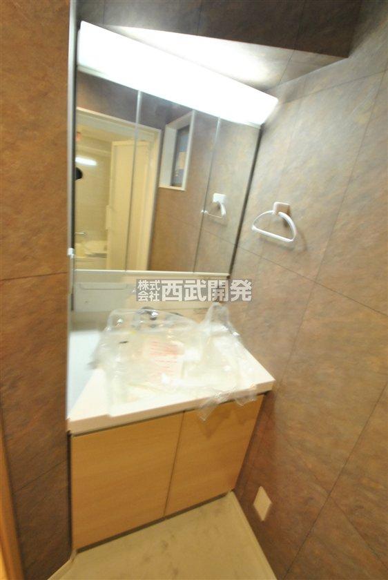 Wash basin, toilet. Indoor (12 May 2013) Shooting