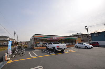 Convenience store. 500m to Seven-Eleven (convenience store)