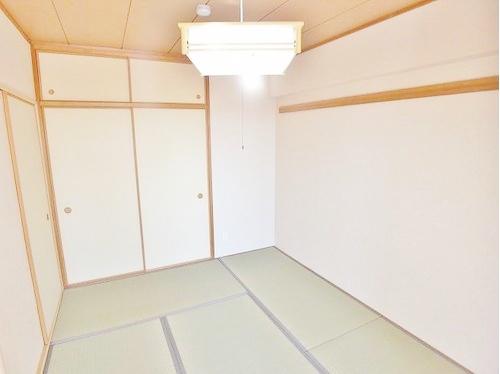 Non-living room. Japanese-style room is 6 Pledge.