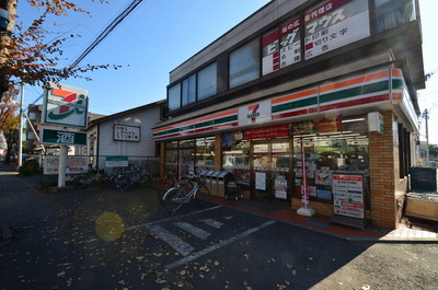 Convenience store. 800m to Seven-Eleven (convenience store)