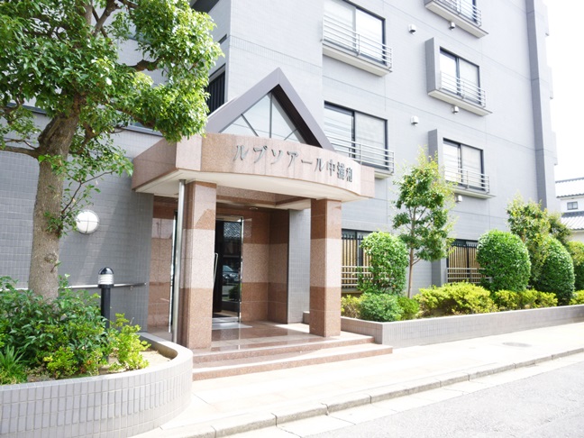 Entrance. Lush planting is beautiful ・  ・  ・ entrance