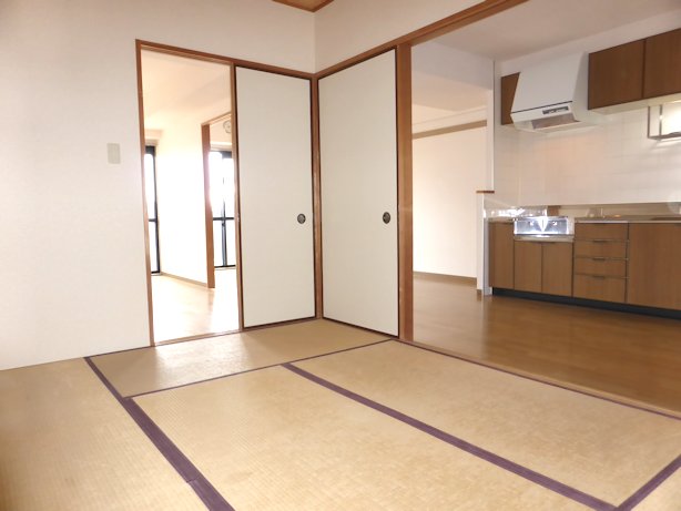 Other room space. Open-minded 6 Pledge Japanese-style room that leads to Western-style & Living