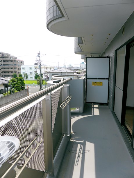 Balcony. Hoseru laundry there is a depth of plenty ・  ・  ・ Wide balcony