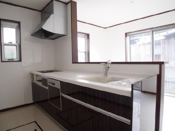 Kitchen. Counter kitchen with a feeling of opening.