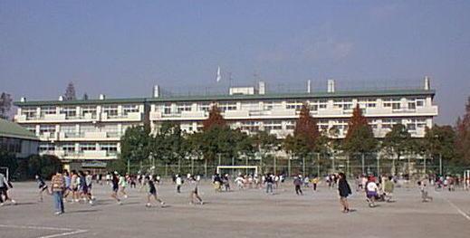Primary school. Eiwa elementary school energetic schoolyard is wide. 7 min walk