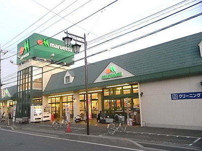 Supermarket. Maruetsu to (super) 320m