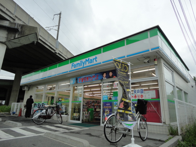 Convenience store. During FamilyMart Saitama 220m to Urawa store (convenience store)