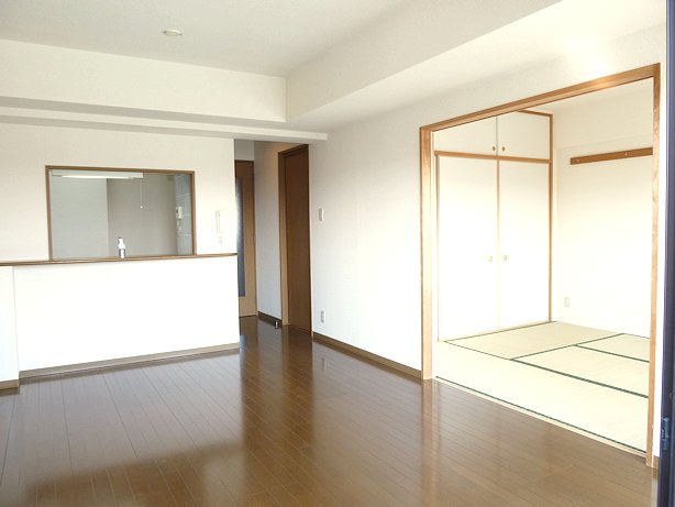 Living and room. Spacious space by opening the living room and Japanese-style sliding door ・  ・  ・