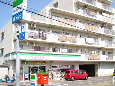 Convenience store. 800m to Family Mart (convenience store)