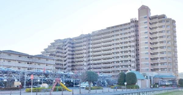 Local appearance photo. 192 units of a large-scale apartment.