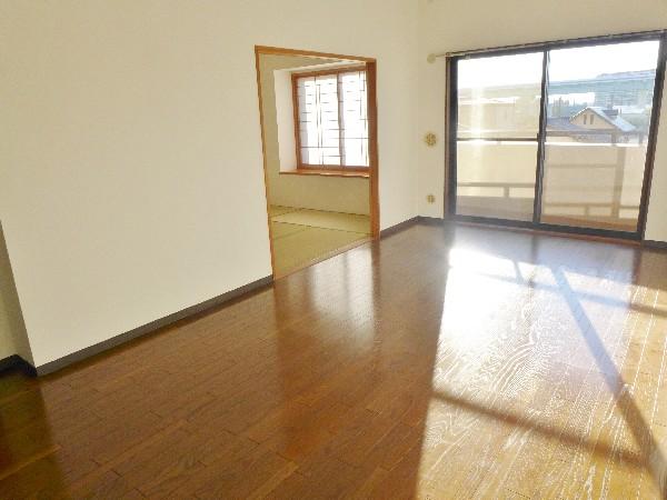 Living. Mansion interior introspection Pictures - is a bright living room living sunshine is pouring!