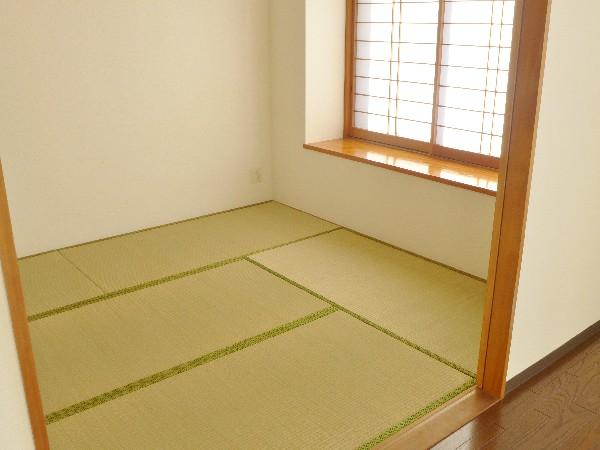 Non-living room. Living with the adjacent Japanese-style room. Us to calm feelings