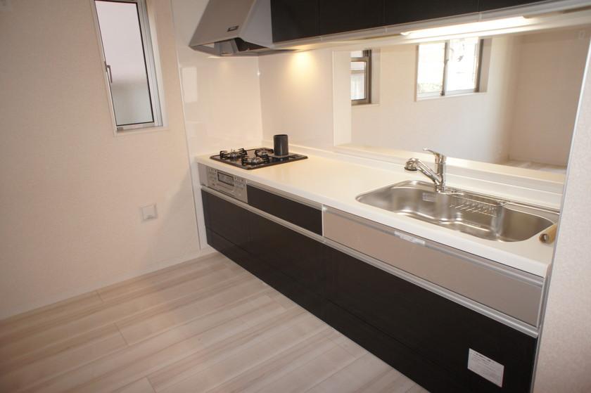 Same specifications photo (kitchen). It is a popular counter kitchen.