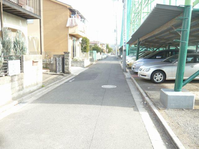 Local photos, including front road. Peace of mind even in families with small children, It is less the front road of traffic.