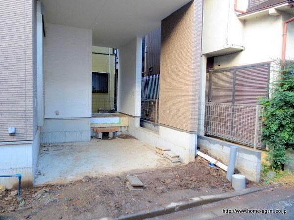 Parking lot. Built-in type to protect the car from the wind and rain