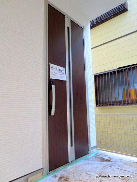 Entrance. Crime prevention measures already entrance door