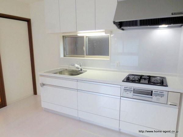 Kitchen. Easy-to-use large kitchen