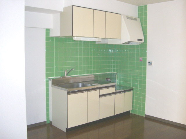 Kitchen. 2-neck is a gas stove can be installed