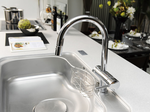 Kitchen.  [Water Purifier (Grohe, Inc. design faucet)] Water purifier built-in shower faucet. And advanced removal of the 13 types of materials such as high-performance cartridge of tap water chlorine.