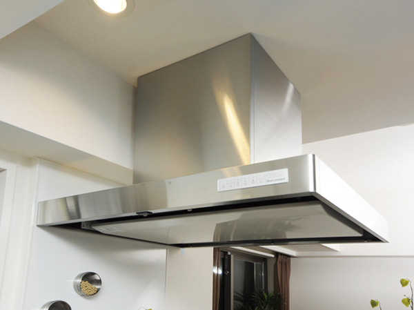 Kitchen.  [Rectification Backed range hood] Adopt a less high-quality enamel smudges on rectification Backed. Mantle type of design is also fashionable.