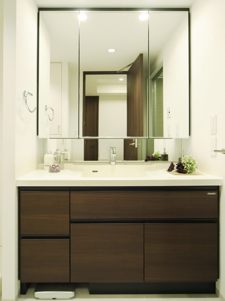 Bathing-wash room.  [Powder Room] It looks beautiful and functional powder room. And or set up a pocket storage before vanity counter or can be stored in the health meter in the space of feet, It is effectively utilizing the space.