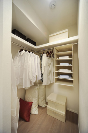 Receipt.  [Walk-in closet] Walk-in closet that can be stored large luggage.