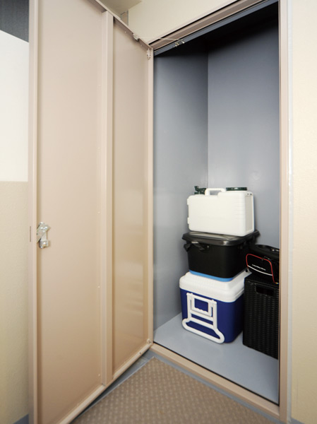 Receipt.  [trunk room] We established a convenient trunk room to all households that can be stored and outdoor goods.