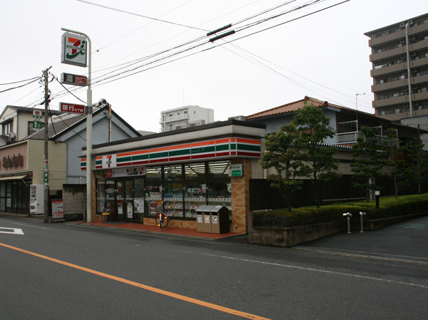 Surrounding environment. Seven-Eleven Saitama Urawa Bridge store (about 400m / A 5-minute walk)
