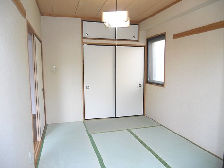 Other room space. Bright Japanese-style room with a window to the east