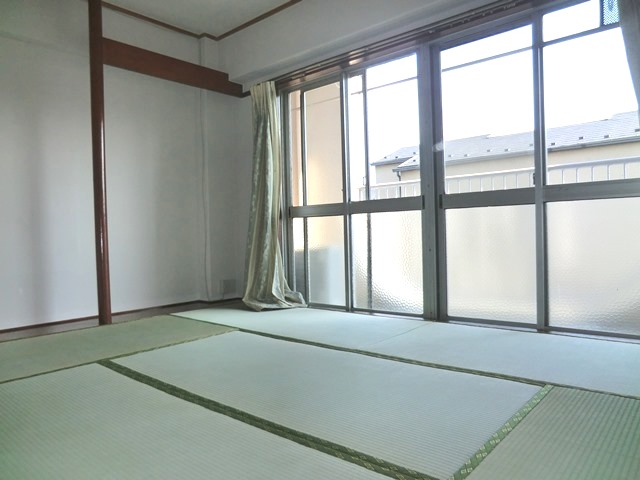 Living and room.  ☆ Large windows, Day is good ☆ 