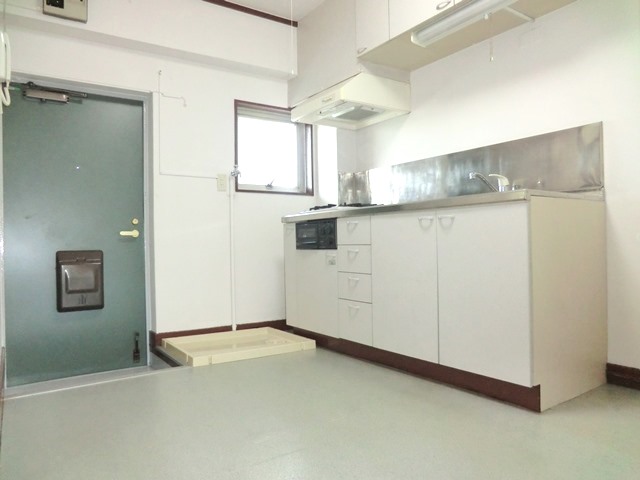 Living and room.  ☆ Spread kitchen ・ There is storage room washing machine ☆ 