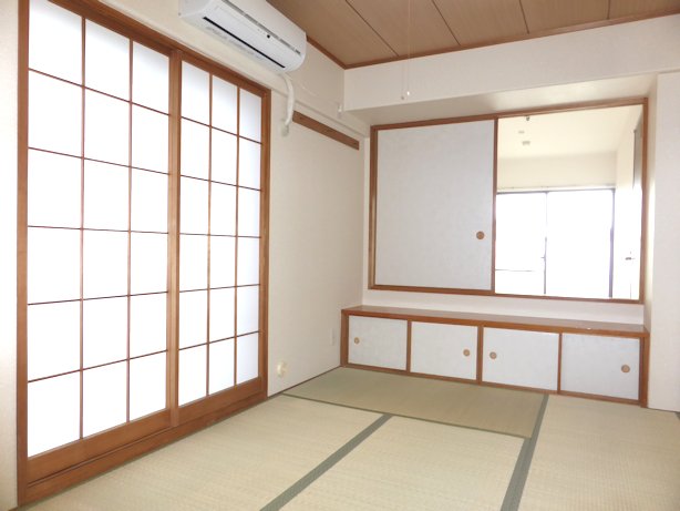 Other room space. Bright 6 Pledge Japanese-style room facing the south window ・ New air-conditioned rooms